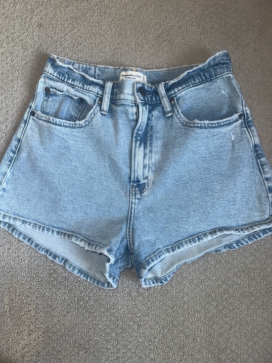 Abercrombie & Fitch Pants - So cute! Abercrombie & Fitch "the mom" high rise short (28/6)
